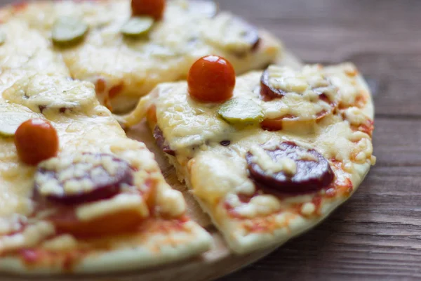 Domowej Roboty Gorąca Pizza Salami Serem Ogórki Pomidory Podłoże Drewniane — Zdjęcie stockowe