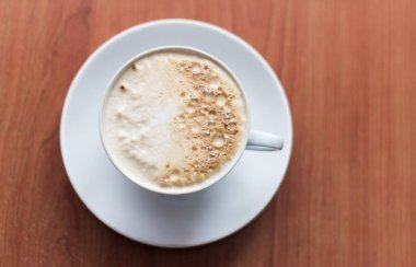  Kapuçino ahşap arka planda, üstten görünüm kahve fincan