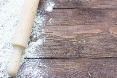 beyaz buğday unu ve merdane ahşap arka plan üzerinde