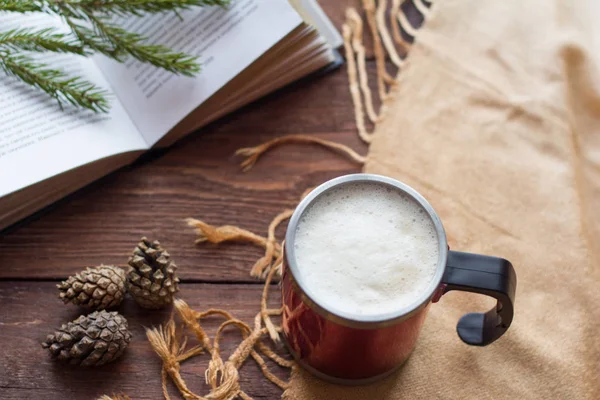 Tasse Cappuccino Und Aufgeschlagenes Buch Auf Holzgrund Urlaub Winter — Stockfoto