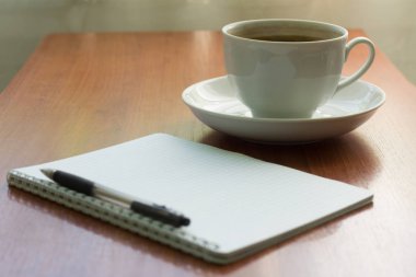 öğrenci yarıyıl Not defteri kalem ve masada kahve fincanı ile