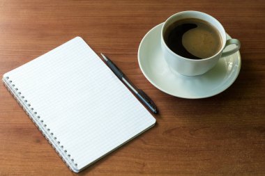 öğrenci yarıyıl Not defteri kalem ve masada kahve fincanı ile