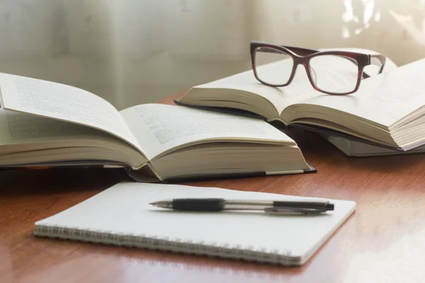 Mehrere Bücher Brillen Und Ein Notizbuch Mit Stift Auf Dem — Stockfoto