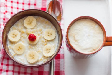  Sağlıklı Kahvaltı, meyve yulaf ezmesi ve kahve köpüğü ile