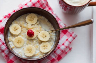  Sağlıklı Kahvaltı, meyve yulaf ezmesi ve kahve köpüğü ile