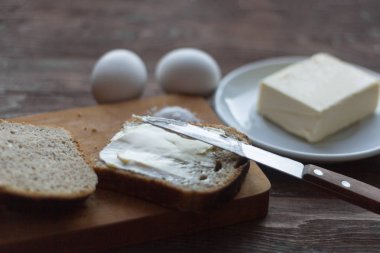 çavdar ekmeği tereyağı ve köy masanın üzerine haşlanmış yumurta ile