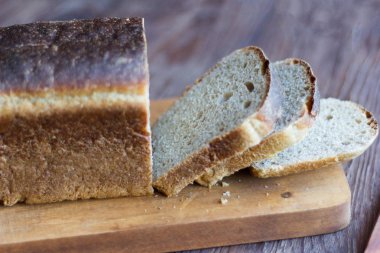 ahşap arka plan üzerinde gri mayasız ekmek dilimlenmiş