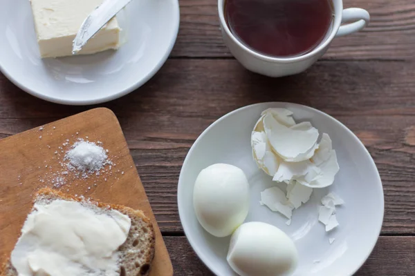 Деревенский Завтрак Утрам Хлеб Маслом Вареные Яйца Чай — стоковое фото