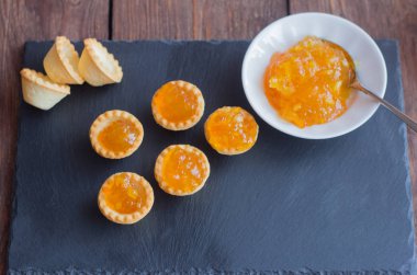 tartlets bir taş Pansiyon portakal reçelli