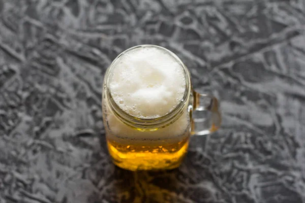 Taza Cerveza Sobre Fondo Gris — Foto de Stock