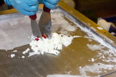 krem ve çilek, dondurma ve dondurulmuş rulo hazırlanması