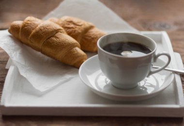 rustik kahvaltıyla kruvasan, reçel ve siyah kahve