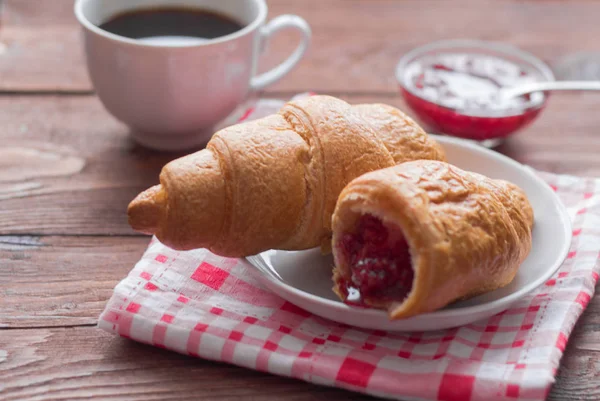 Rustik Frukost Med Croissanter Svart Kaffe Och Sylt — Stockfoto