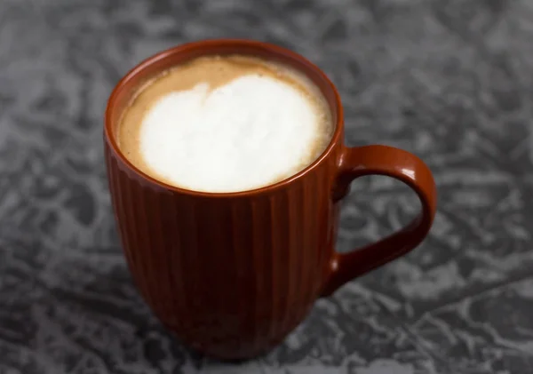 Kopi Cappuccino Panas Dalam Cangkir Coklat Pada Latar Belakang Abu — Stok Foto