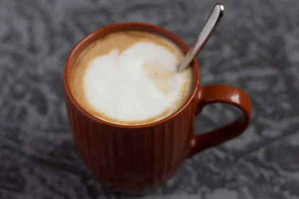 Kopi Cappuccino Panas Dalam Cangkir Coklat Pada Latar Belakang Abu — Stok Foto