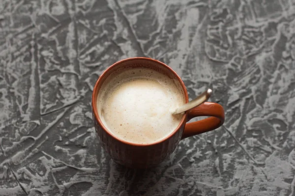 Kopi Cappuccino Panas Dalam Cangkir Coklat Pada Latar Belakang Abu — Stok Foto