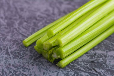  Taze kereviz, kereviz yakın kadar gri arka plan üzerinde takip ediyor