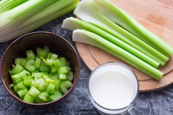 Sedano Fresco Tagliato Fette Una Ciotola Bicchiere Kefir Sul Tavolo — Foto Stock