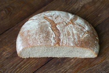 Ahşap arka planda çavdar ekmeği.