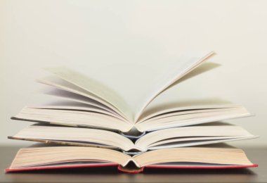 masaya birkaç açık kitap