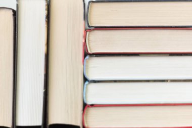 bir pileovers üst üste hardcovers hardccollection koleksiyonu küme içinde yığılmış