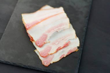 taze ihale pastırma ince dilimler halinde kesip bir taş Yönetim Kurulu