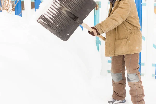 Adolescent Garçon Enlève Neige Avec Une Pelle Autour Maison Après — Photo