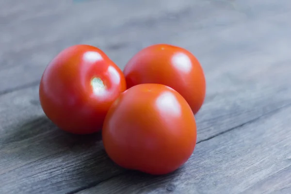 Friss paradicsom, közelről, fából készült háttér — Stock Fotó