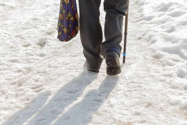 Starszy Pan Kijem Torba Zakupy Spacery Przez Brudne Luźny Śnieg — Zdjęcie stockowe