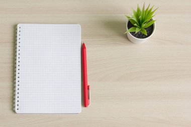 yazı defteri ve tükenmez kalem masa açmak