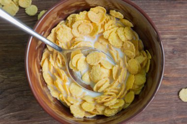 ahşap arka plan üzerinde süt ile lezzetli mısır gevreği