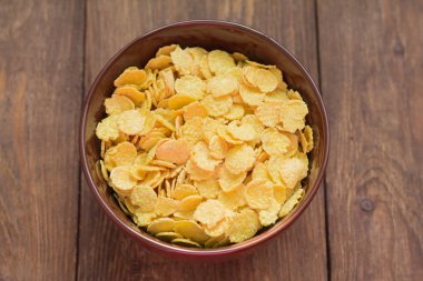 ahşap arka plan üzerinde lezzetli mısır gevreği