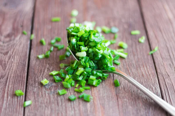 Cipolla Verde Fresca Succosa Tritata Finemente Cottura Fondo Legno — Foto Stock