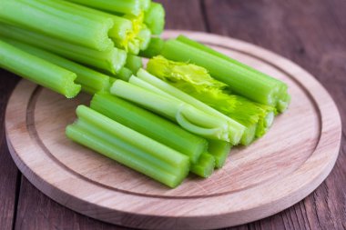 masada yemek için dilimlenmiş taze kereviz