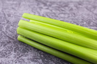 Taze kereviz, kereviz gri arka planda kaynaklanıyor