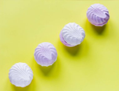 lezzetli bir tatlı, sarı bir arka plan üzerinde hassas bir beyaz ve pembe marshmallow