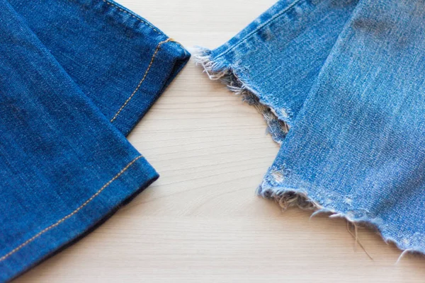 Jeans Azules Con Bordes Irregulares Acampanados Sobre Fondo Claro — Foto de Stock