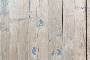 Ahşap arka plan, çatlaklı eski ahşap bölme ve mavi boya kalıntıları.