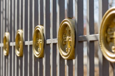 dekoratif unsurlar ile büyük demir çit, tapınak etrafında çit