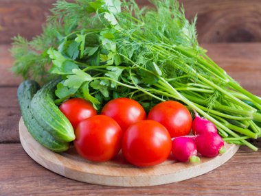 taze salatalık ve domates, turp ve yeşillik masada, olgun mevsim sebzeleri