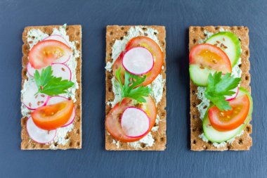 otlar ve sebzeler ile süzme peynir ile lezzetli yaz sandviç, bir taş Kurulu keten tohumu serpin