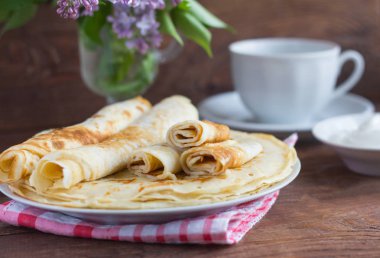 ahşap arka planda Kahvaltı için peynir ile tatlı krep