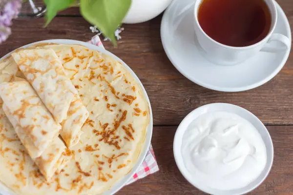 Delikate Pfannkuchen Mit Frühstückskäse Auf Hölzernem Hintergrund Draufsicht — Stockfoto