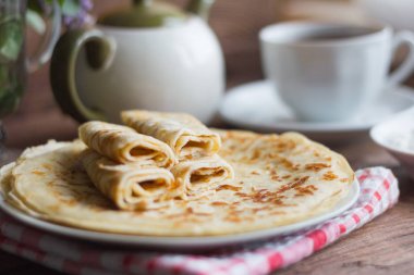  ahşap arka plan, rustik tarzı Kahvaltı peyniri ile lezzetli ihale krep