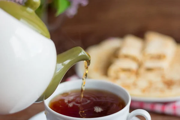 Schwarzer Tee Wird Eine Tasse Zum Frühstück Gegossen Nahaufnahme — Stockfoto