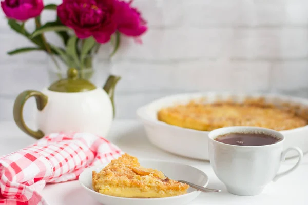 Вкусный свежий чизкейк и завтрак блюда на столе — стоковое фото