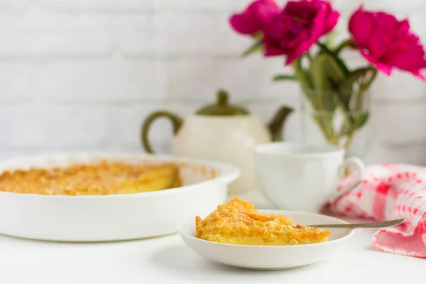 Lahodné čerstvé tvarohový koláč a snídaně nádobí na stole — Stock fotografie