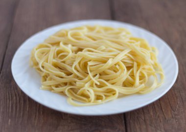 makarna, ahşap arka planda pişmiş spagetti tabağı