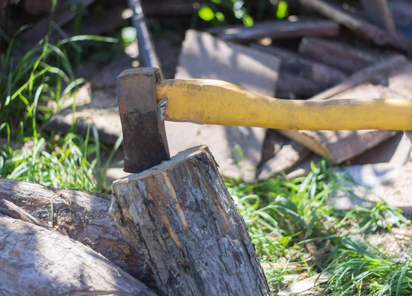 Kapak tua berkarat terjebak dalam log tua, memotong kayu . — Stok Foto