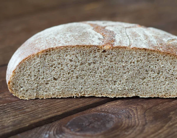 Pain rustique gris coupé en bois, moitié, gros plan — Photo